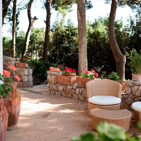 Sleeps 6 Pool Air Con Villa Capri