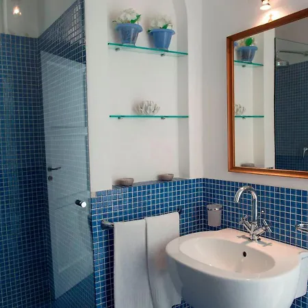 Sleeps 6 Pool Air Con Villa Capri