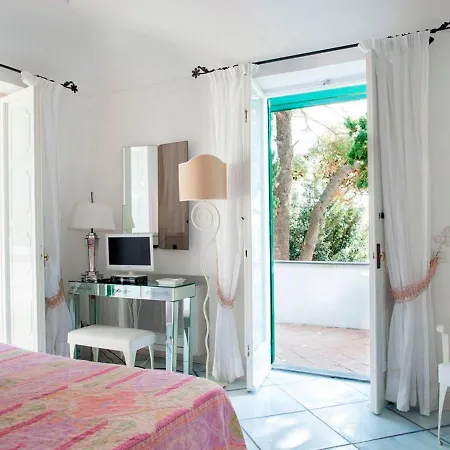 Sleeps 6 Pool Air Con * Capri