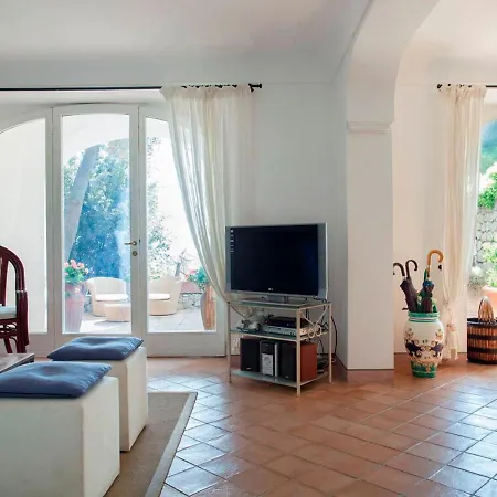 Sleeps 6 Pool Air Con Villa Capri